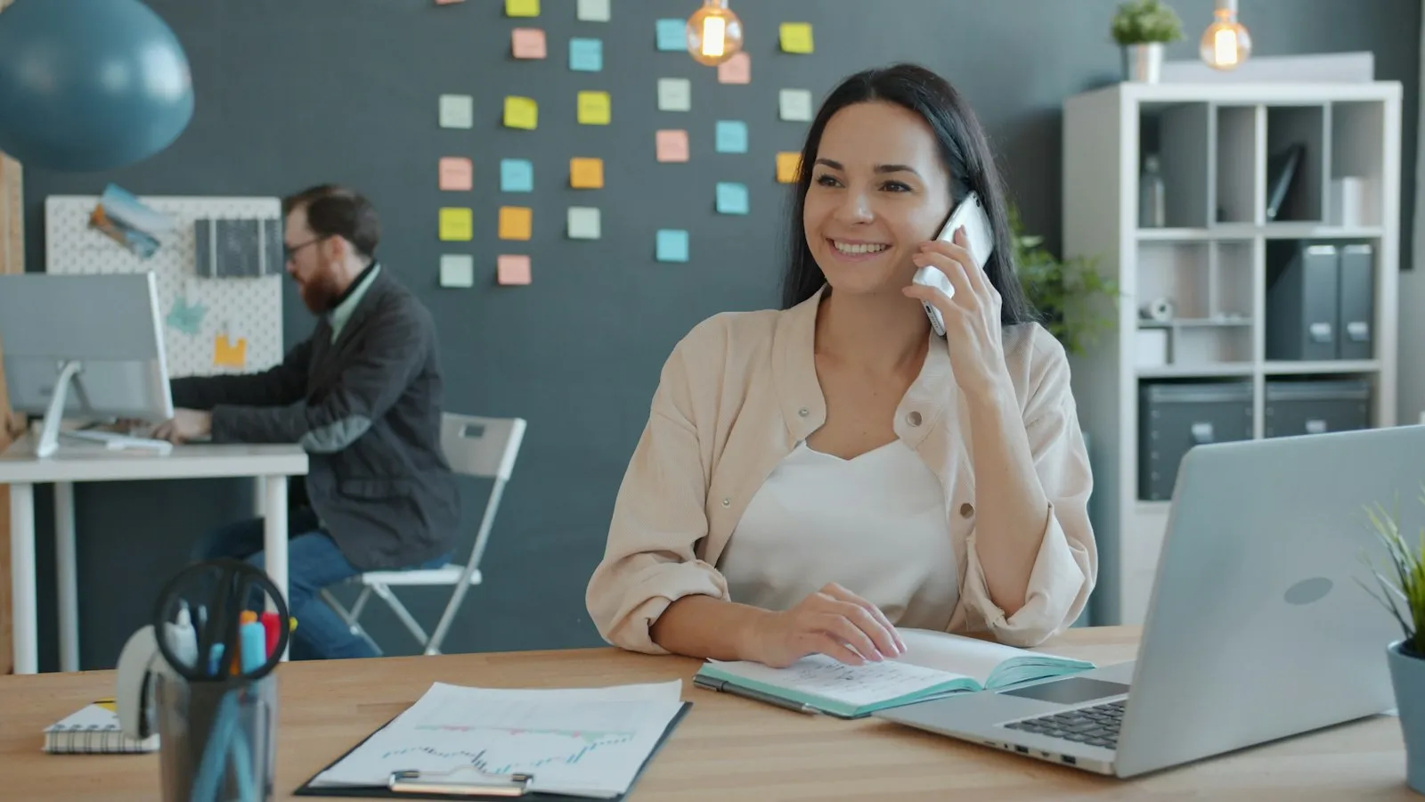 Gestora acompanhando no computador as conversas da equipe de vendas no WhatsApp