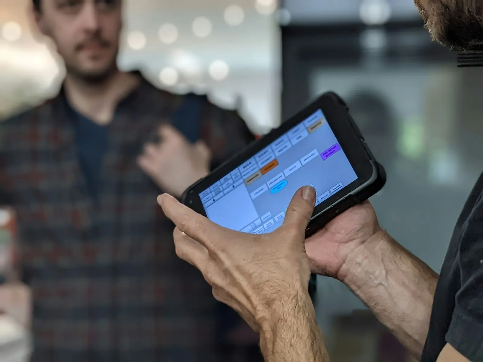 Técnico de campo usando aplicativo no tablet para registrar um atendimento