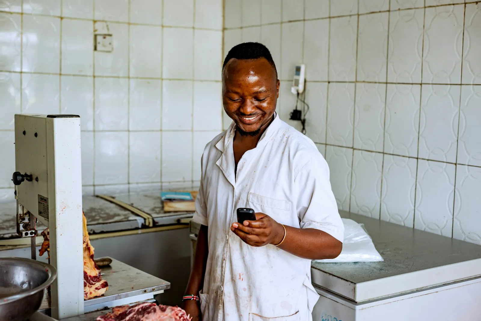 Foto: Ali Mkumbwa / Unsplash Dono de restaurante conferindo o resumo de vendas do dia no celular, no balcão